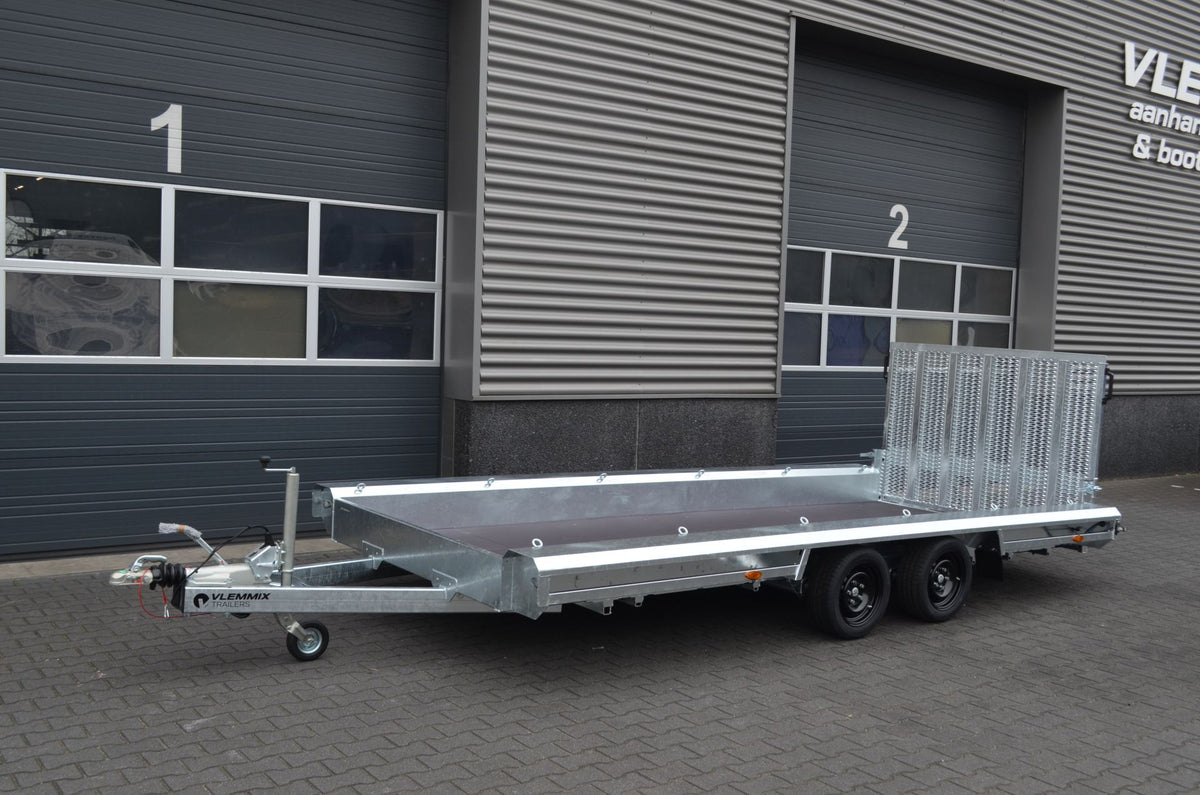 VLEMMIX Baumaschinenanhänger 3.000 kg mit zwei Achsen, Nutzmaß 480 × 180 cm, verzinkte Ladefläche mit Auffahrrampen