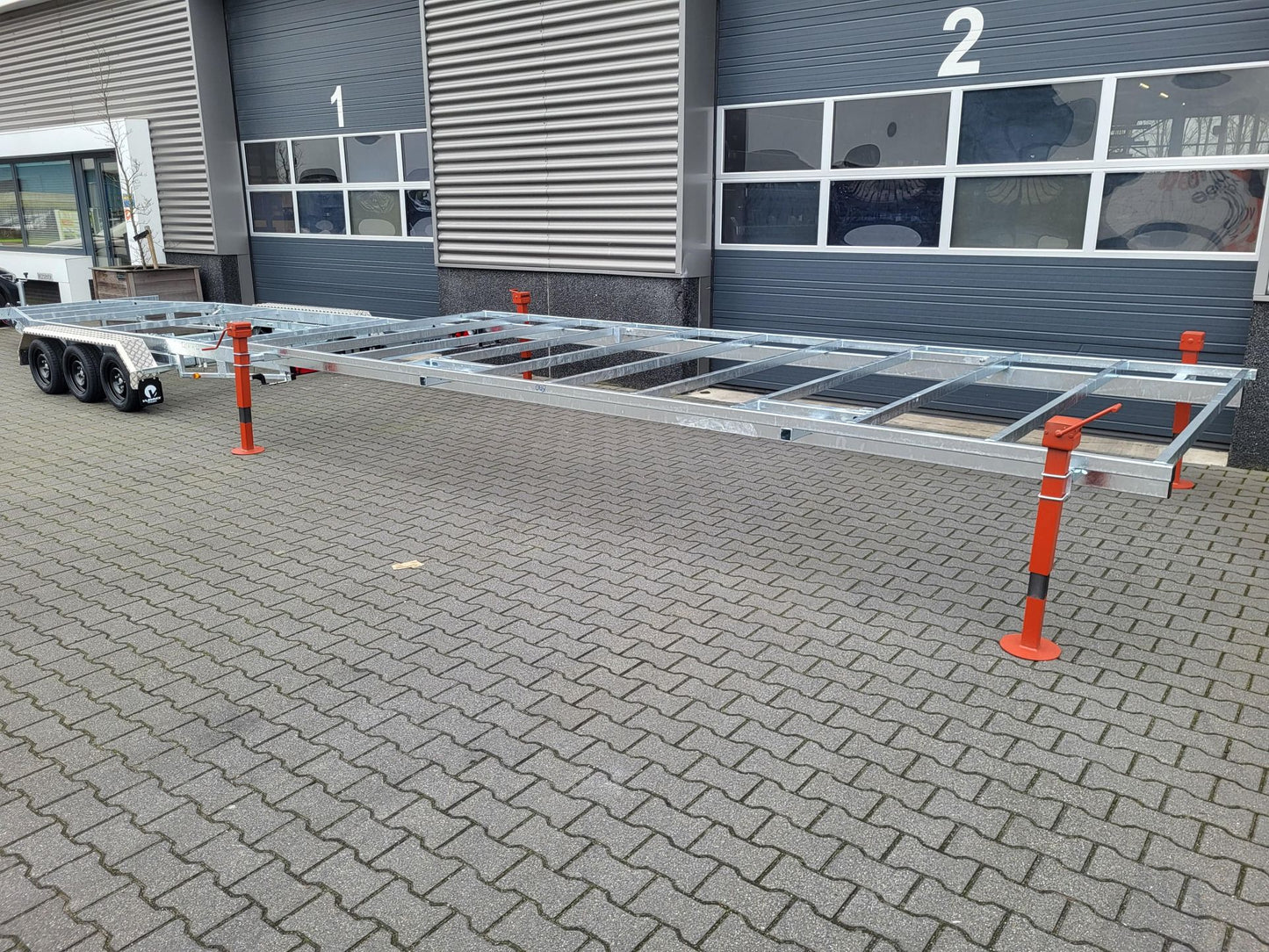 Wechselpritscheanhänger 3.500 kg drei Achser von VLEMMIX - Nutzmaß (L × B): 600 x 245 cm