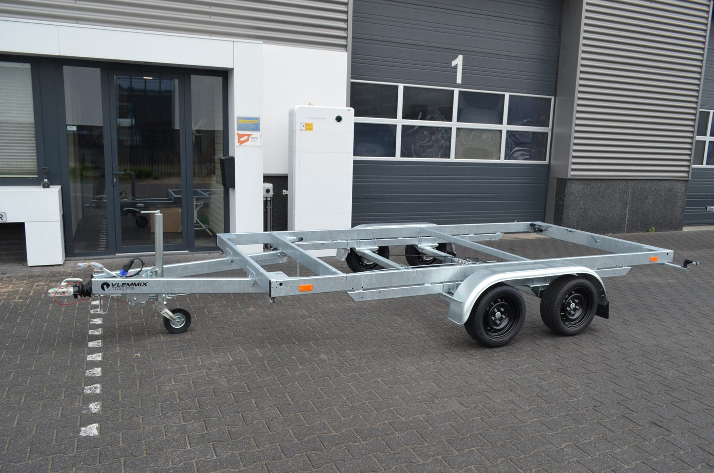 Wechselpritscheanhänger 2.700 kg zwei Achser von VLEMMIX - Nutzmaß (L × B): 360 × 245 cm