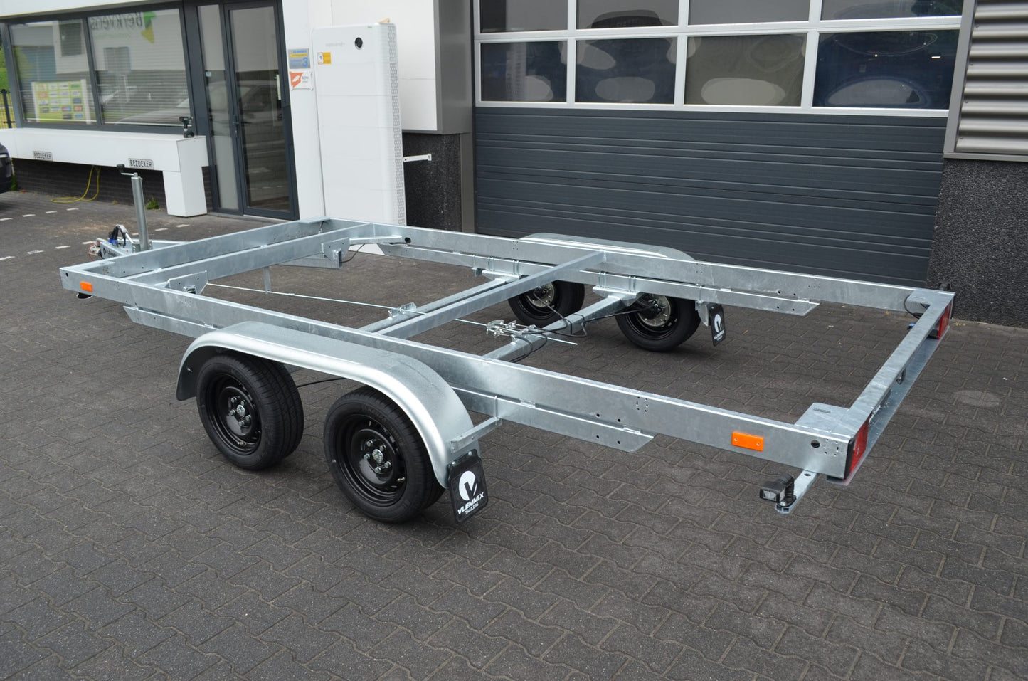 Wechselpritscheanhänger 2.700 kg zwei Achser von VLEMMIX - Nutzmaß (L × B): 360 × 245 cm