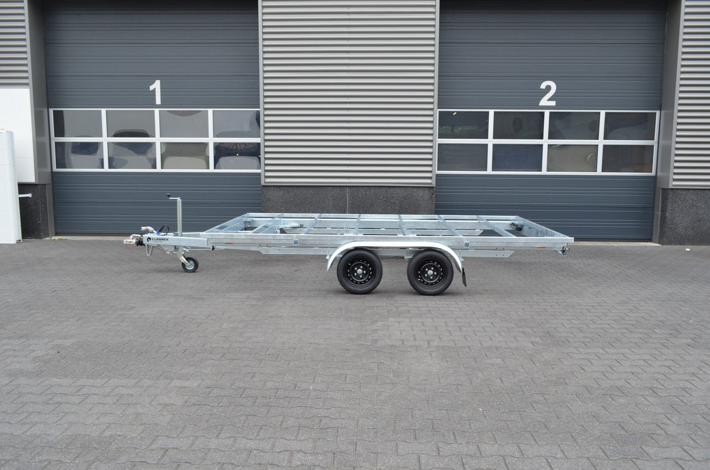 Wechselpritscheanhänger 2.700 kg zwei Achser von VLEMMIX - Nutzmaß (L × B): 360 × 245 cm