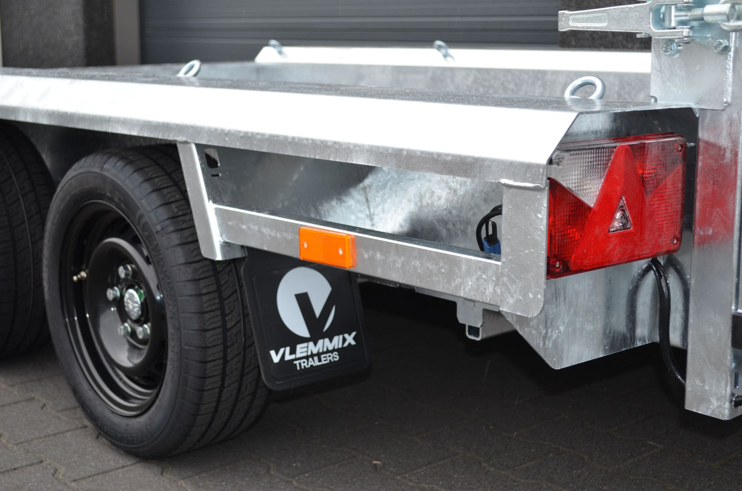 Baumaschinenanhänger 3.000 kg zwei Achser von VLEMMIX - Nutzmaß (L × B): 300 × 150 cm
