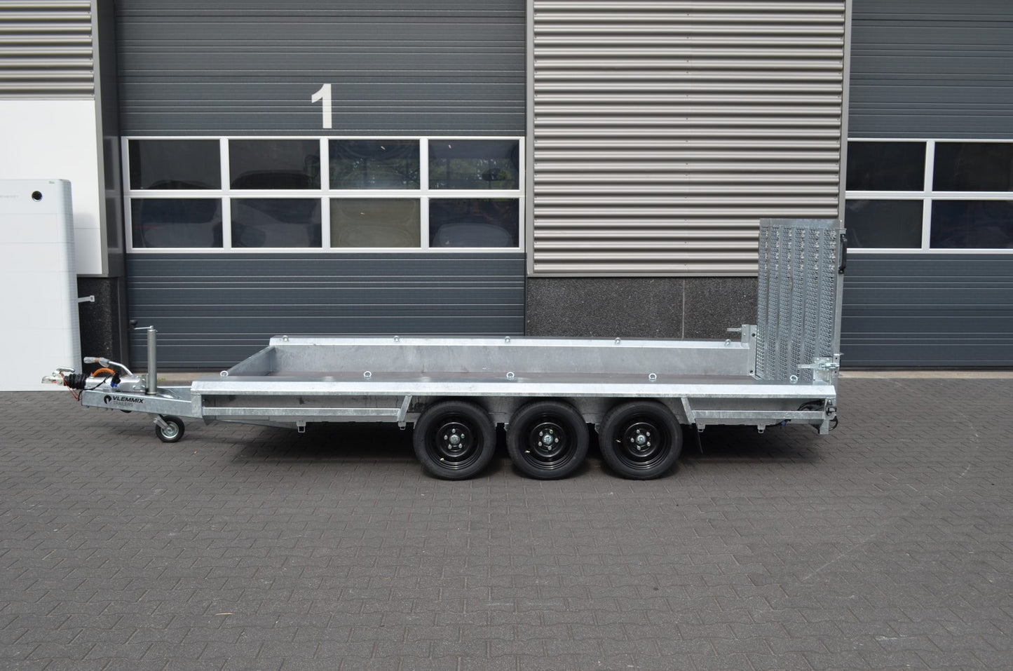 Baumaschinenanhänger 3.500 kg drei 1.350 kg Achsen von VLEMMIX - Nutzmaß (L × B): 400 × 180 cm