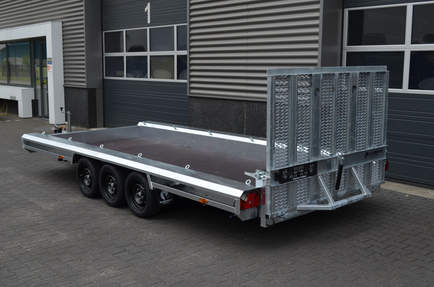 Baumaschinenanhänger 3.500 kg drei 1.350 kg Achsen von VLEMMIX - Nutzmaß (L × B): 480 × 180 cm