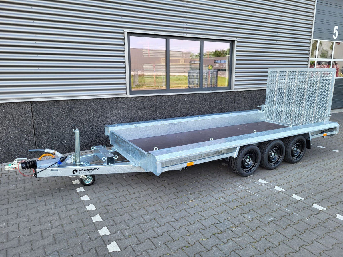 Baumaschinenanhänger 3.500 kg von VLEMMIX – drei Achsen