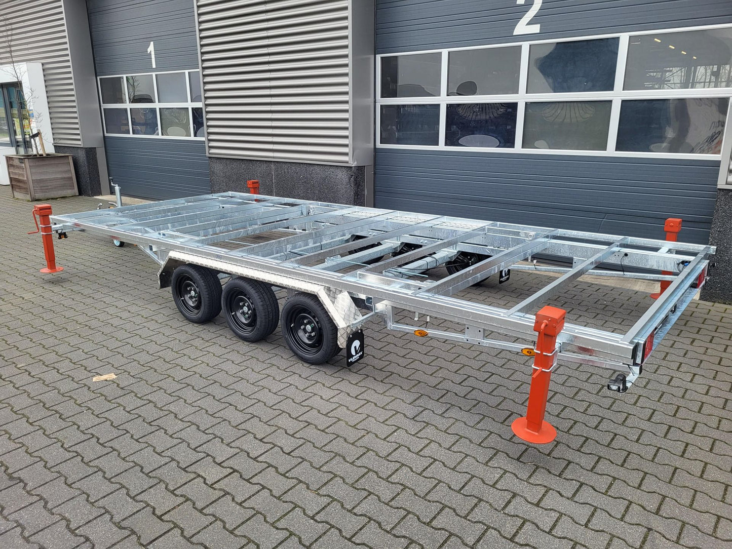 Wechselpritscheanhänger 3.500 kg drei Achser von VLEMMIX - Nutzmaß (L × B): 600 x 245 cm