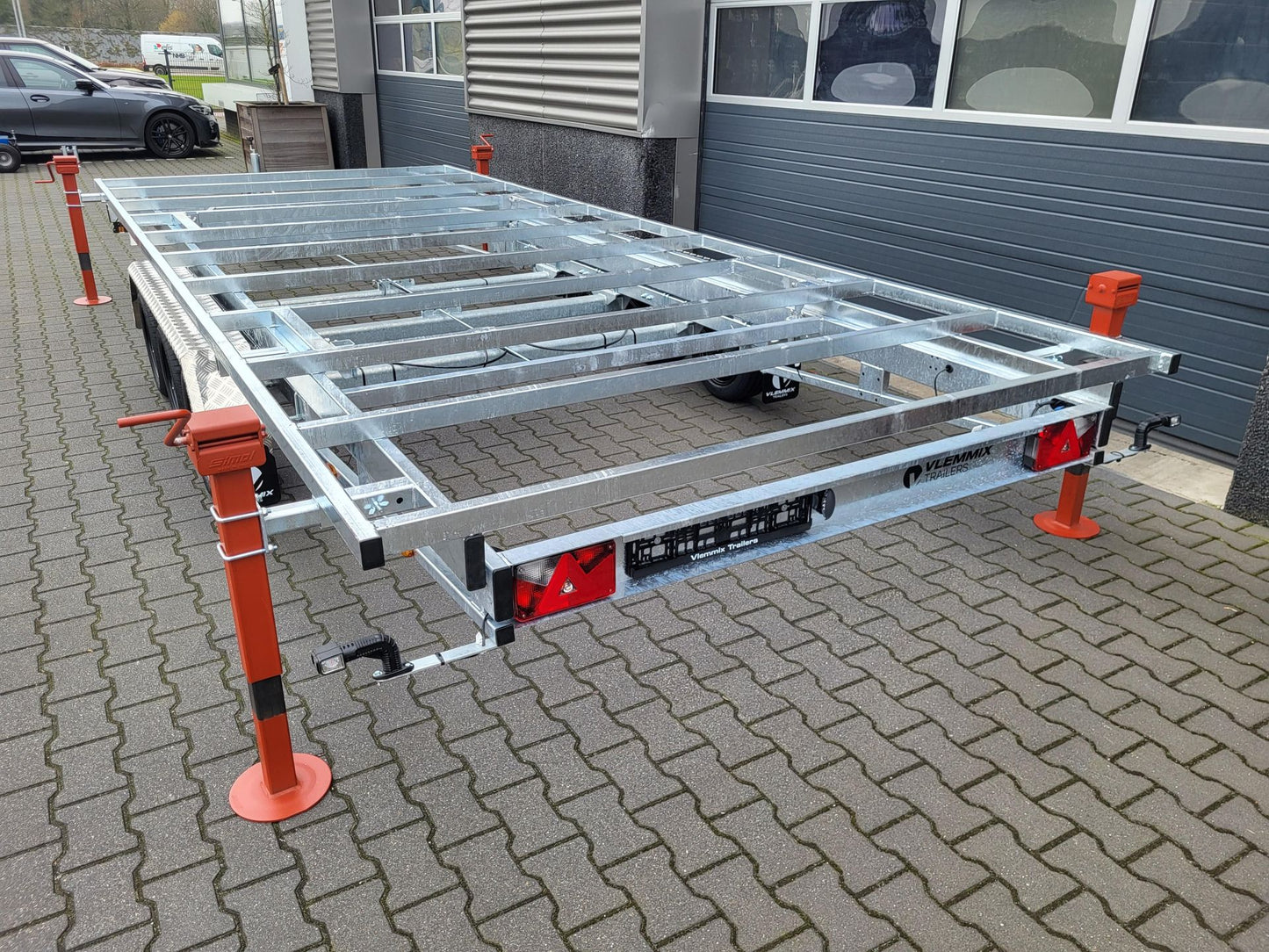 Wechselpritscheanhänger 3.500 kg drei Achser von VLEMMIX - Nutzmaß (L × B): 600 x 245 cm