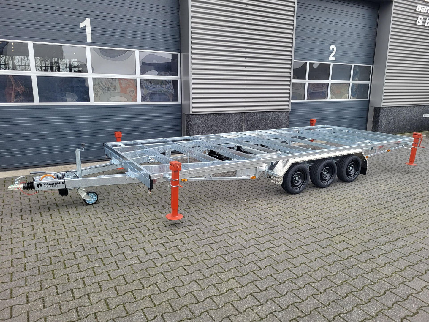 Wechselpritscheanhänger 3.500 kg drei Achser von VLEMMIX - Nutzmaß (L × B): 600 x 245 cm