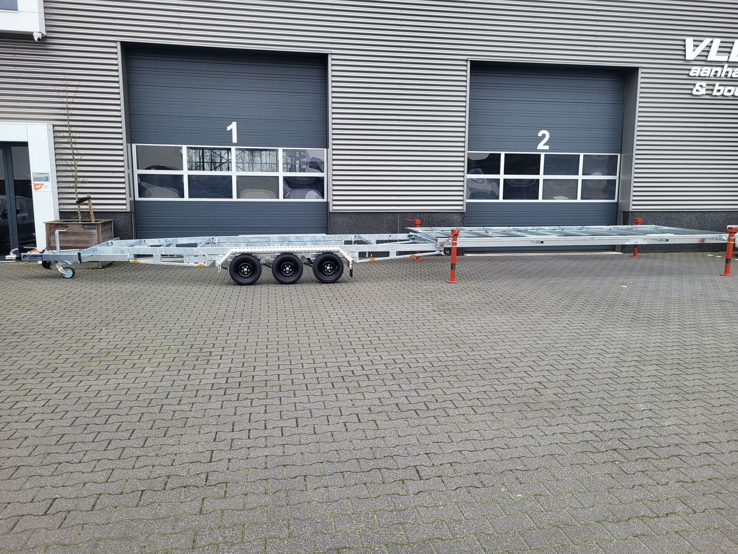 Wechselpritscheanhänger 3.500 kg drei Achser von VLEMMIX - Nutzmaß (L × B): 600 x 245 cm