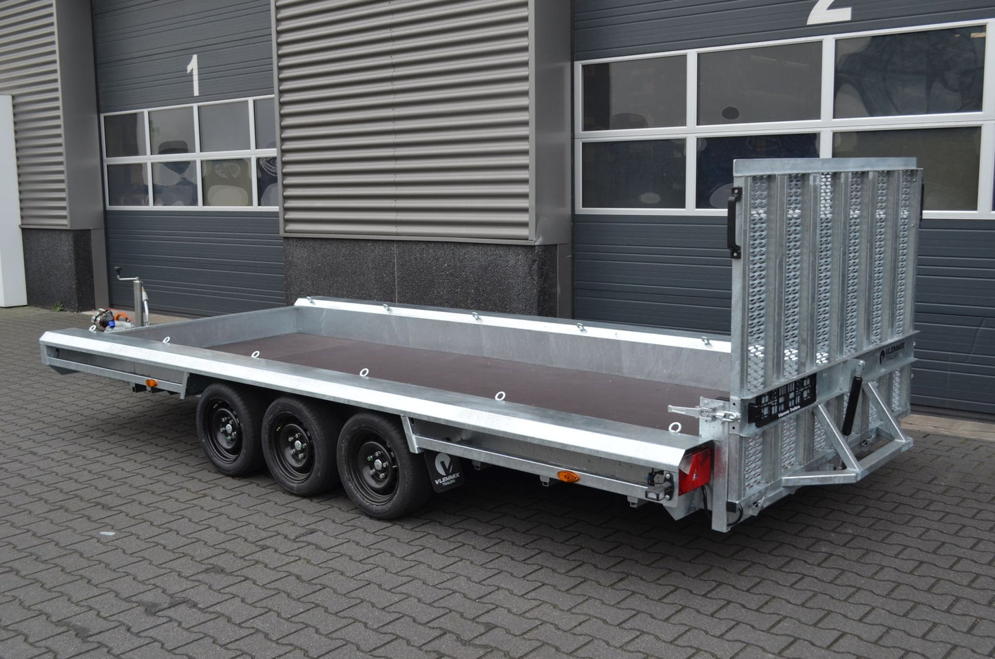Baumaschinenanhänger 3.500 kg drei 1.350 kg Achsen von VLEMMIX - Nutzmaß (L × B): 400 × 180 cm